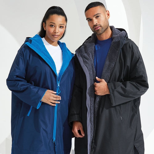 Personalisierbarer Gassi-Mantel für Hundebesitzer, wetterfest und warm, Frontansicht mit zwei Models