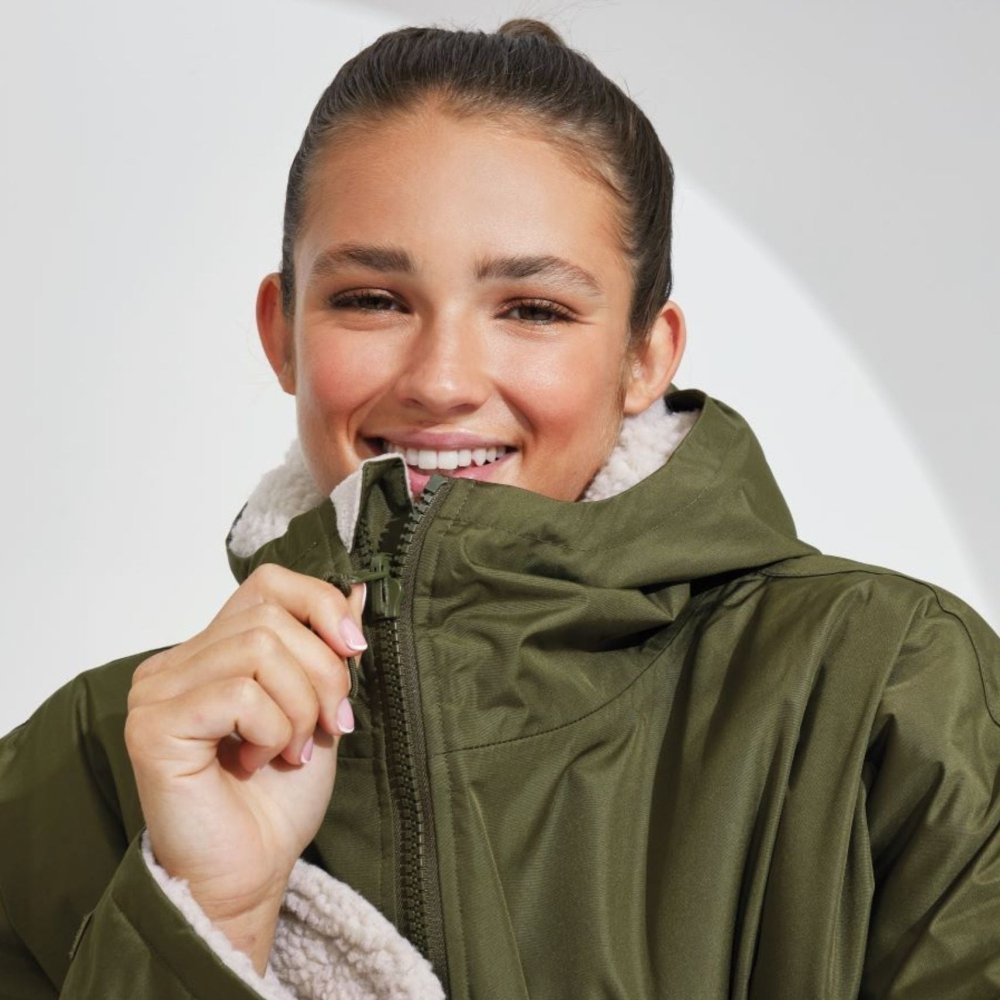 Verstellbare Kapuze und Kinnschutz am wetterfesten Hundemantel