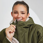 Verstellbare Kapuze und Kinnschutz am wetterfesten Hundemantel