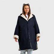 Mantel in Navy von vorn – durchgehender Reißverschluss, Kapuze und Ärmel mit Sherpa-Futter