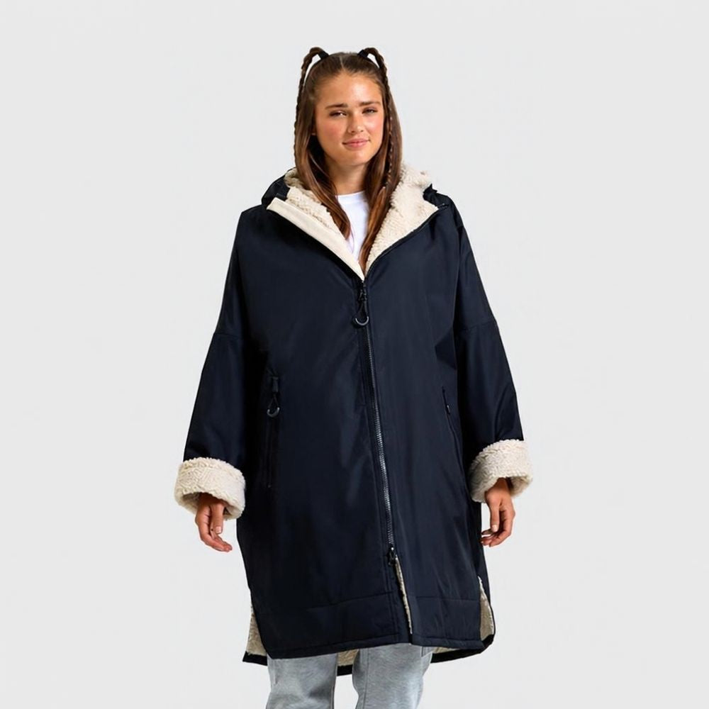 Mantel in Navy von vorn – durchgehender Reißverschluss, Kapuze und Ärmel mit Sherpa-Futter