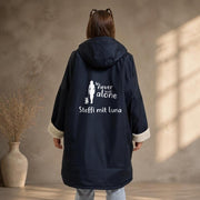 Mantel in Navy von hinten, personalisiert mit „We never walk alone“ und dem Namen „Steffi mit Luna“