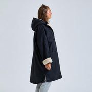 Mantel in Navy von der Seite – lang geschnitten, mit Kapuze und Sherpa-Futter an den Ärmeln