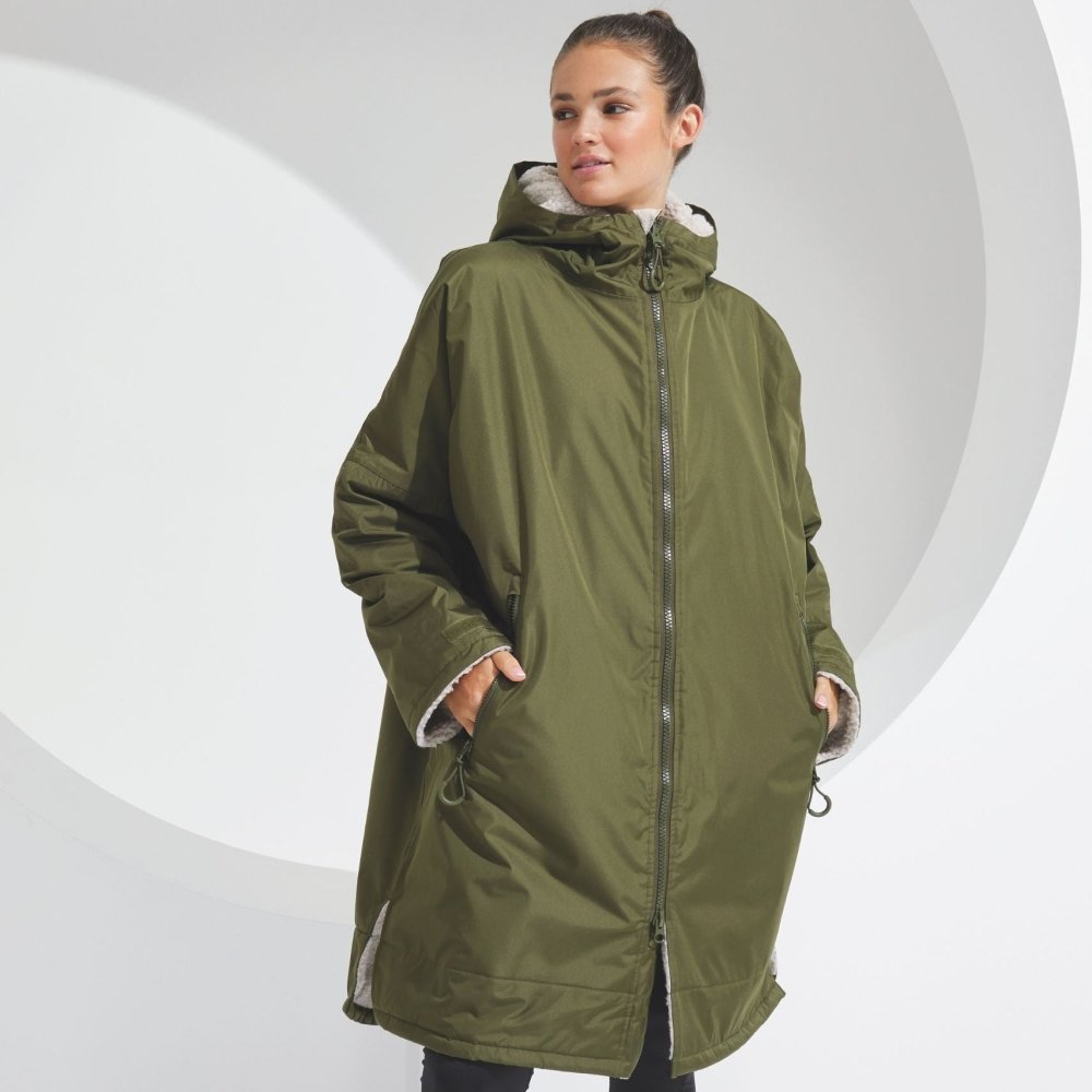 Personalisierbarer Gassi-Mantel für Hundebesitzer, wetterfest und warm, Frontansicht mit Kapuze