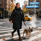 Gassi-Mantel in Schwarz im Streetstyle-Look – Frau mit Französischer Bulldogge auf dem Zebrastreifen