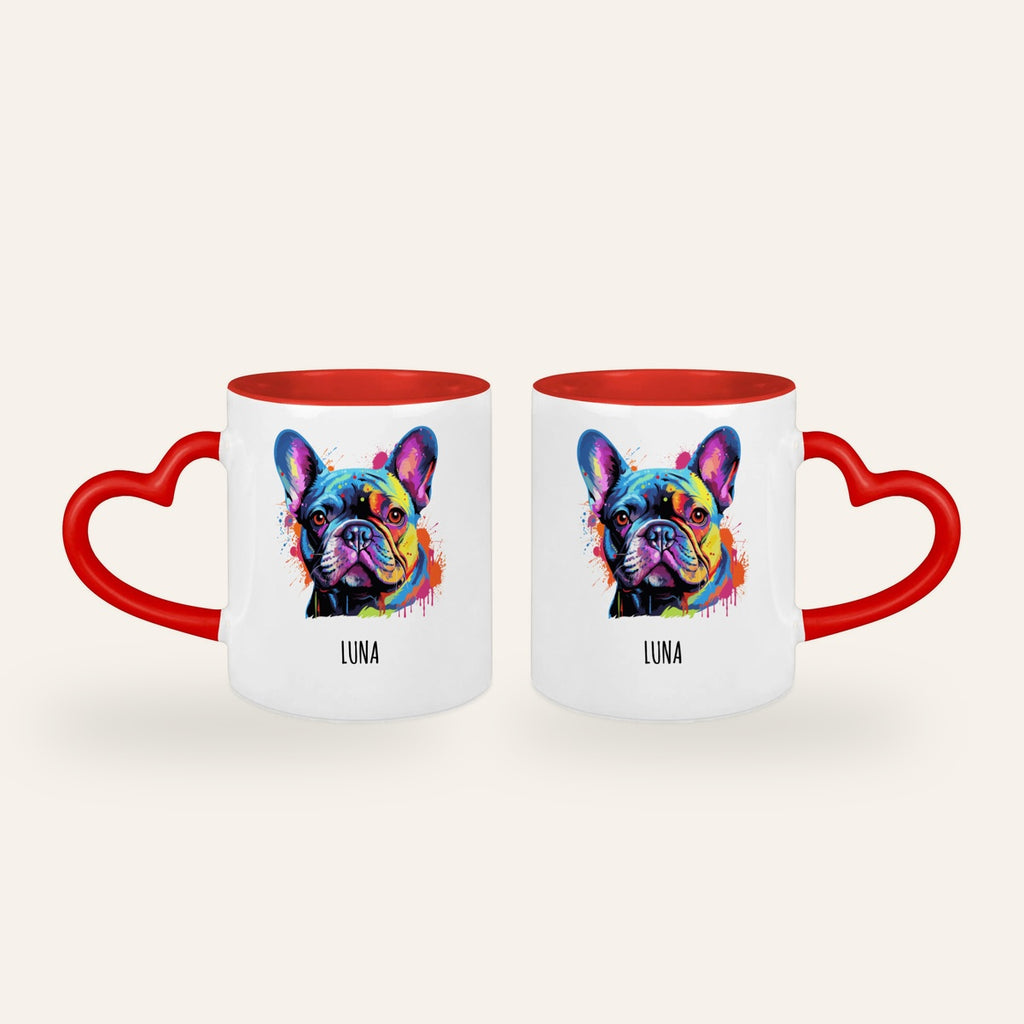 Weiße Tasse mit rotem Herzhenkel und buntem Pop-Art-Porträt einer Französischen Bulldogge mit dem Namen Luna, Ansicht beider Seiten