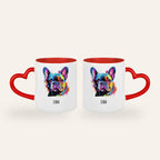 Weiße Tasse mit rotem Herzhenkel und buntem Pop-Art-Porträt einer Französischen Bulldogge mit dem Namen Luna, Ansicht beider Seiten