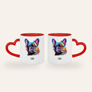 Weiße Tasse mit rotem Herzhenkel und buntem Pop-Art-Porträt einer Französischen Bulldogge mit dem Namen Luna, Ansicht beider Seiten