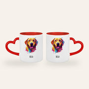 Weiße Tasse mit rotem Herzhenkel und buntem Pop-Art-Porträt eines Labrador Retrievers mit dem Namen Bella, Ansicht beider Seiten