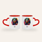 Weiße Tasse mit rotem Herzhenkel und buntem Pop-Art-Porträt eines Dackels mit dem Namen Fritz, Ansicht beider Seiten