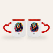 Weiße Tasse mit rotem Herzhenkel und buntem Pop-Art-Porträt eines Dackels mit dem Namen Fritz, Ansicht beider Seiten