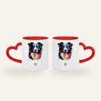 Weiße Tasse mit rotem Herzhenkel und buntem Pop-Art-Porträt eines Border Collies mit dem Namen Sky, Ansicht beider Seiten
