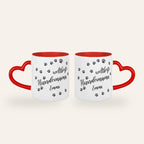 Weiße Tasse mit rotem Herzhenkel, dem Spruch Weltbeste Hundemama, Pfotenspuren und dem Namen Emma, Ansicht beider Seiten