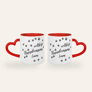 Weiße Tasse mit rotem Herzhenkel, dem Spruch Weltbeste Hundemama, Pfotenspuren und dem Namen Emma, Ansicht beider Seiten
