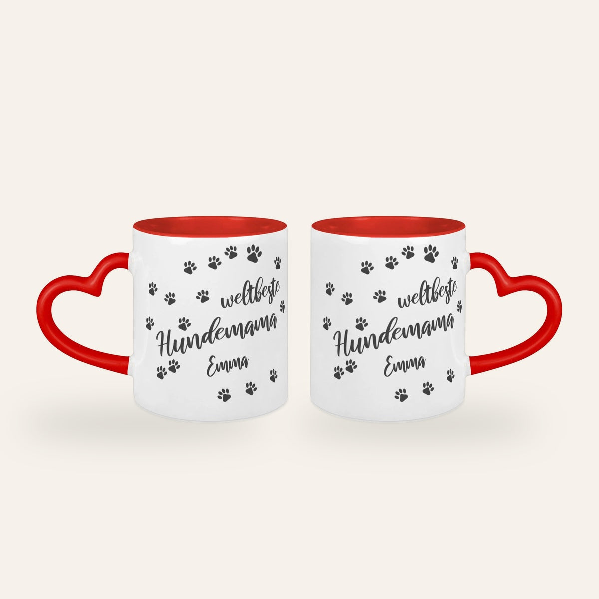 Weiße Tasse mit rotem Herzhenkel, dem Spruch Weltbeste Hundemama, Pfotenspuren und dem Namen Emma, Ansicht beider Seiten