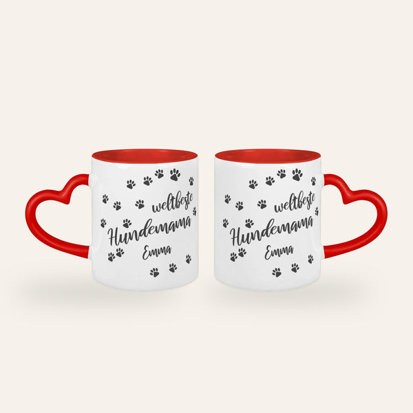 Weiße Tasse mit rotem Herzhenkel, dem Spruch Weltbeste Hundemama, Pfotenspuren und dem Namen Emma, Ansicht beider Seiten