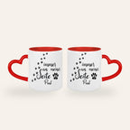 Weiße Tasse mit rotem Herzhenkel, dem Spruch Immer an meiner Seite, Pfotenspuren und dem Namen Paul, Ansicht beider Seiten