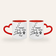 Weiße Tasse mit rotem Herzhenkel, dem Spruch Immer an meiner Seite, Pfotenspuren und dem Namen Paul, Ansicht beider Seiten