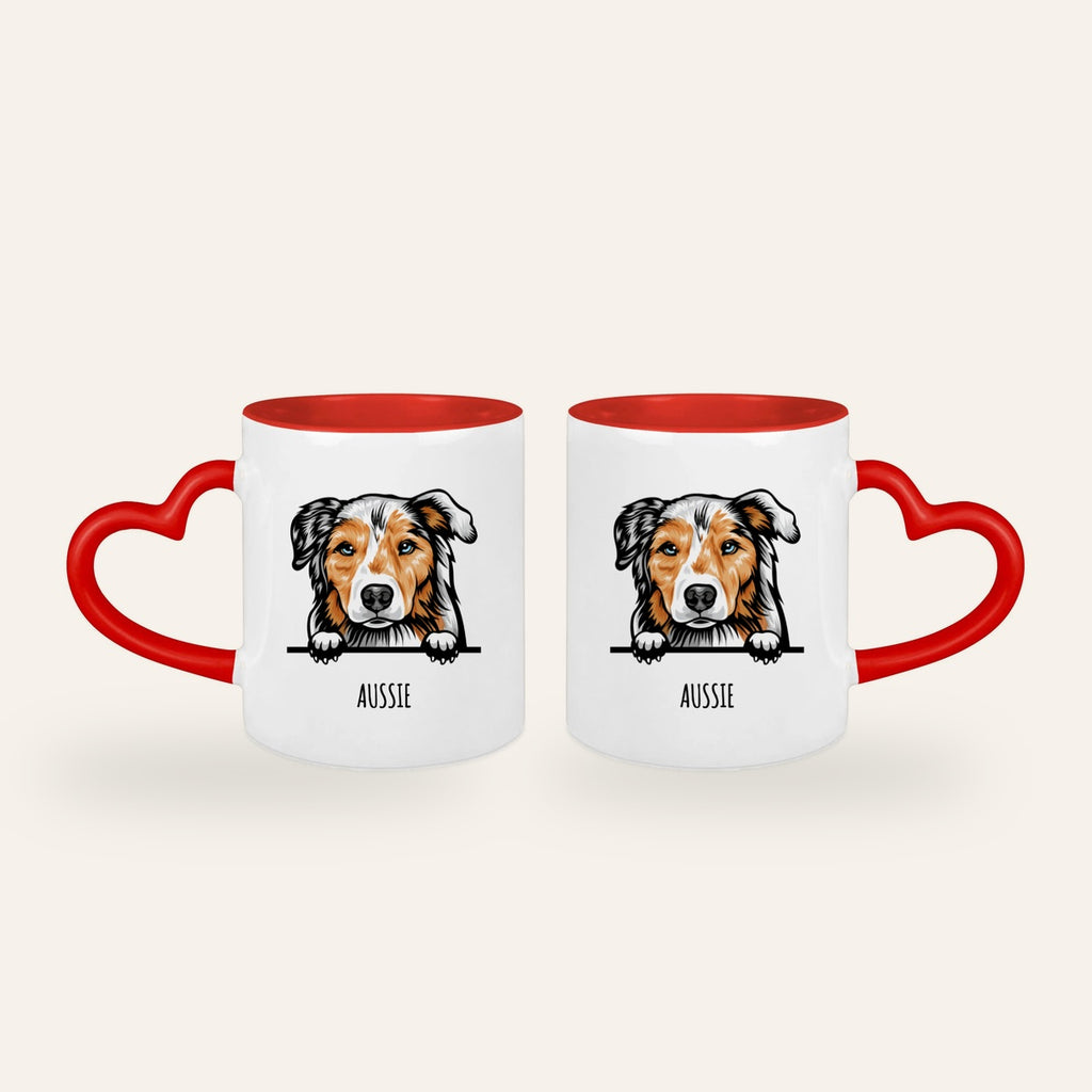 Weiße Tasse mit rotem Herzhenkel und gezeichnetem Stilporträt eines Australian Shepherd mit dem Namen Aussie, Ansicht beider Seiten