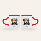 Weiße Tasse mit rotem Herzhenkel und gezeichnetem Stilporträt eines Australian Shepherd mit dem Namen Aussie, Ansicht beider Seiten
