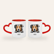 Weiße Tasse mit rotem Herzhenkel und gezeichnetem Stilporträt eines Australian Shepherd mit dem Namen Aussie, Ansicht beider Seiten