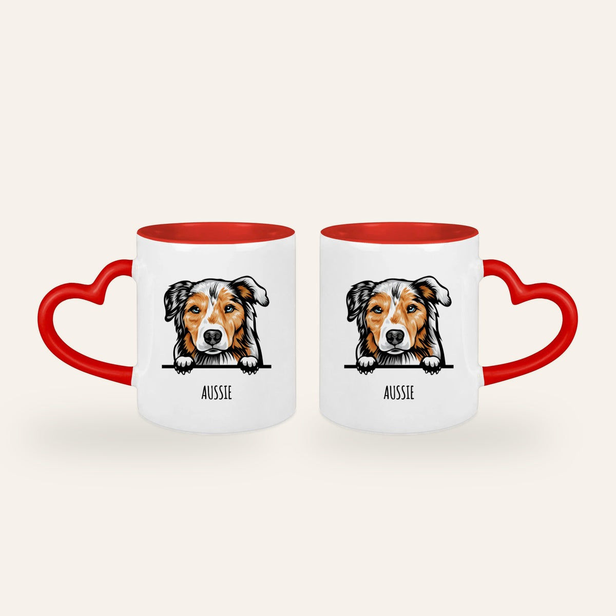 Weiße Tasse mit rotem Herzhenkel und gezeichnetem Stilporträt eines Australian Shepherd mit dem Namen Aussie, Ansicht beider Seiten