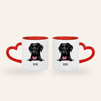 Weiße Tasse mit rotem Herzhenkel und gezeichnetem Stilporträt eines schwarzen Labradors mit dem Namen Bruno, Ansicht beider Seiten