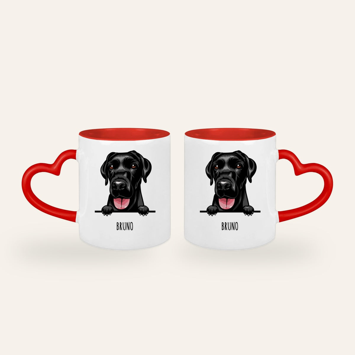 Weiße Tasse mit rotem Herzhenkel und gezeichnetem Stilporträt eines schwarzen Labradors mit dem Namen Bruno, Ansicht beider Seiten