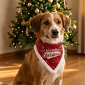 Hund mit rotem Glitzer-Halstuch Merry Christmas mit Plüschborte vor dem Weihnachtsbaum