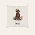Flauschiges Kissen mit braunem Labrador mit Weihnachtsmütze zwischen Weihnachtsstern und Stechpalme, Name Bruno
