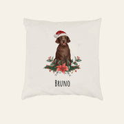 Flauschiges Kissen mit braunem Labrador mit Weihnachtsmütze zwischen Weihnachtsstern und Stechpalme, Name Bruno