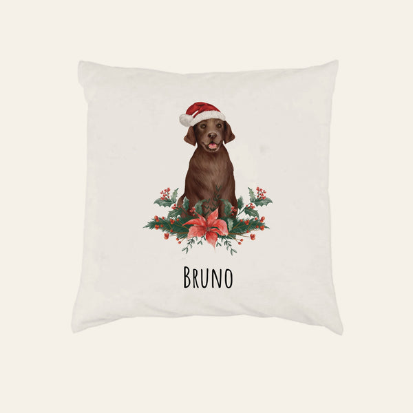 Flauschiges Kissen mit braunem Labrador mit Weihnachtsmütze zwischen Weihnachtsstern und Stechpalme, Name Bruno