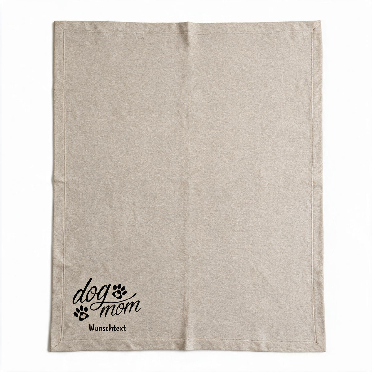 Beige Kuscheldecke flach ausgebreitet, Dog-Mom-Motiv mit Wunschtext klein in der Ecke