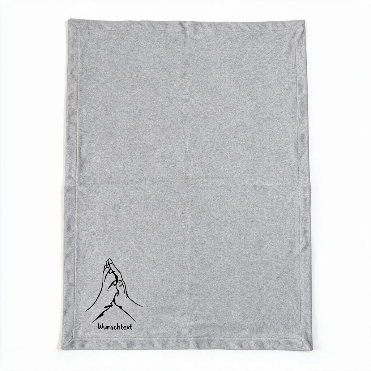 Graue Kuscheldecke flach ausgebreitet, Motiv Hand und Pfote mit Wunschtext klein in der Ecke