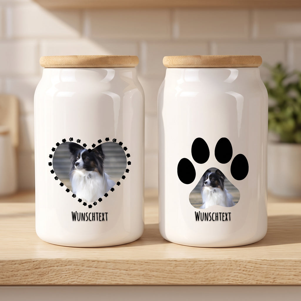 Zwei Leckerlidosen mit Hundefoto auf einem Küchenregal – Pfotenherz und Pfotendesign
