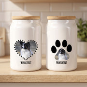 Zwei Leckerlidosen mit Hundefoto auf einem Küchenregal – Pfotenherz und Pfotendesign