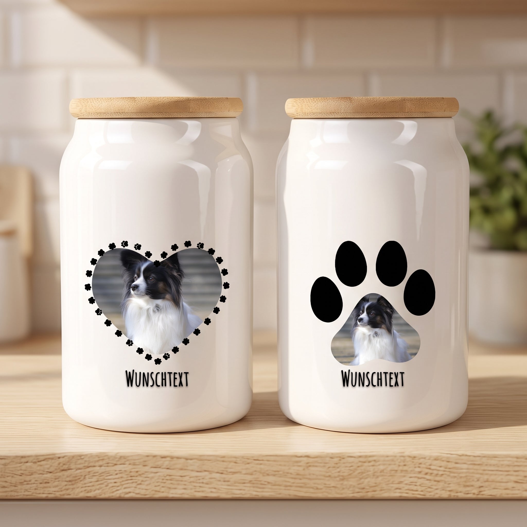 Zwei Leckerlidosen mit Hundefoto auf einem Küchenregal – Pfotenherz und Pfotendesign