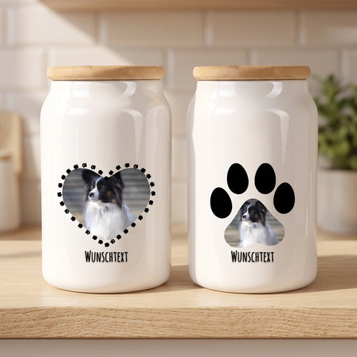 Zwei Leckerlidosen mit Hundefoto auf einem Küchenregal – Pfotenherz und Pfotendesign