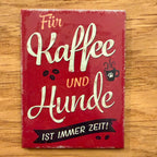 Roter Retro-Magnet mit dem Spruch „Für Kaffee und Hunde ist immer Zeit!“, Kaffeetasse mit Pfote und Kaffeebohnen, auf Holz