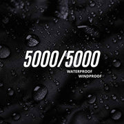Wassertropfen perlen am Mantelstoff ab – 5000/5000, wasserdicht und winddicht