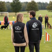 Paar beim Hundesport mit personalisierten Hundesportwesten – Mantrailing Weste mit Wunschname