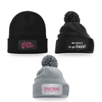 Beanie schwarz mit Dog Mom in Pink, Bommelmütze schwarz mit Mir reicht's ich geh Gassi in Weiß und Bommelmütze grau-meliert mit Hundemama in Cardinal