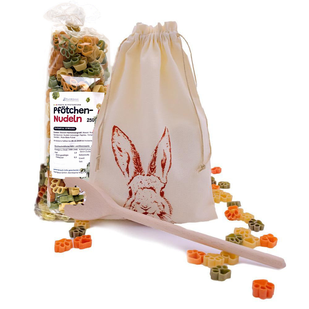 Pfotennudeln-Osterset mit Pfoten-Kochlöffel und Stoffbeutel mit rotem Hasen auf Natur