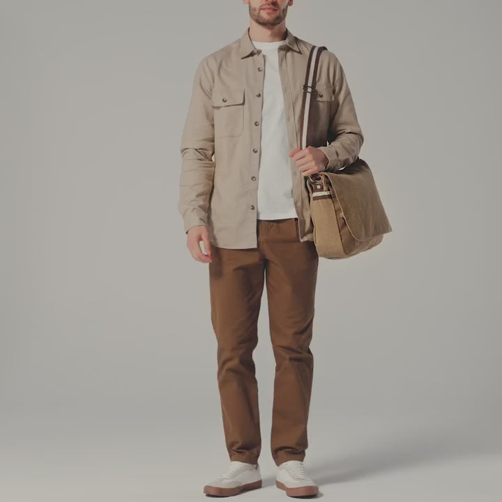 Video eines Mannes, der die Messenger Tasche umgehängt trägt