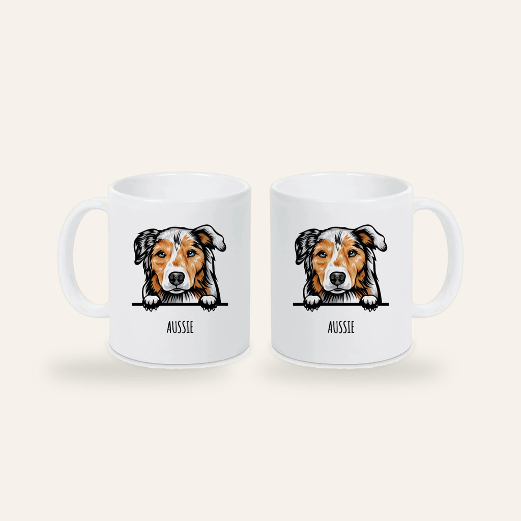 Weiße Keramiktasse mit Stilporträt eines Australian Shepherd und dem Namen Aussie, Ansicht beider Seiten