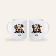 Weiße Keramiktasse mit Stilporträt eines Australian Shepherd und dem Namen Aussie, Ansicht beider Seiten