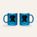 Blaue Glitzertasse mit Stilporträt eines schwarzen Labradors und dem Namen Bruno, Ansicht beider Seiten