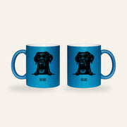 Blaue Glitzertasse mit Stilporträt eines schwarzen Labradors und dem Namen Bruno, Ansicht beider Seiten