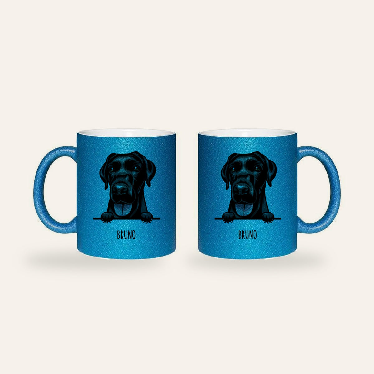 Blaue Glitzertasse mit Stilporträt eines schwarzen Labradors und dem Namen Bruno, Ansicht beider Seiten
