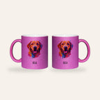 Pinke Glitzertasse mit buntem Pop-Art-Porträt eines Labrador Retrievers und dem Namen Bella, Ansicht beider Seiten